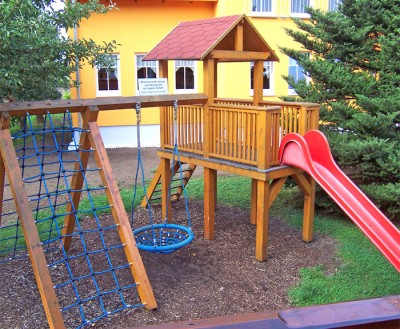 Kinderspielplatz mit Rutsche und Klettermöglichkeit