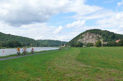 am Elberadweg in Sörnewitz - mit Blick auf die Boselspitze des Spaargebirges, die Elbe und die Elbauen